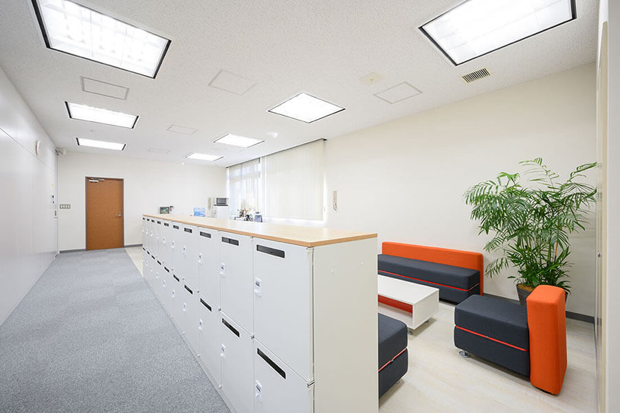 オフィスデザイン事例　シンクロン・ジャパン株式会社 様　通路からみるリフレッシュスペース