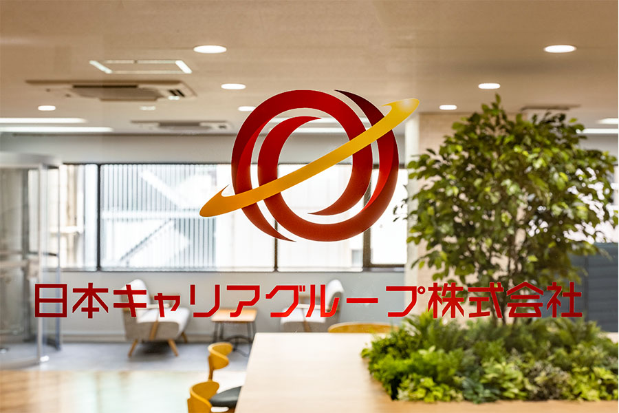 オフィスデザイン事例　日本キャリアグループ株式会社様　エントランスサイン