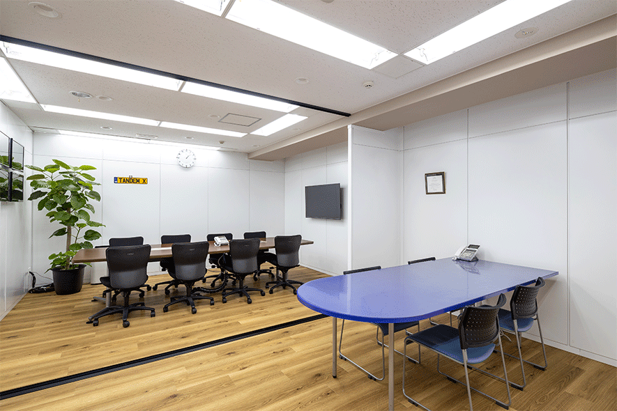オフィスデザイン事例　タンデムクロス株式会社様　会議室照明
