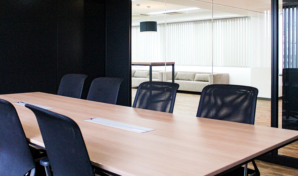 オフィスデザイン事例　東海設備株式会社様　会議室（ミーティングルーム）　その２