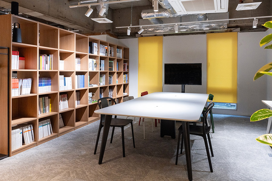 オフィスデザイン事例　株式会社オフィスバスターズ　本社